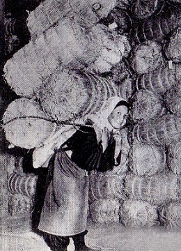昭和初期頃　中年の女性が米5俵（300kg）